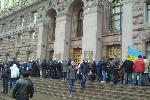 Евромайдан 7.12.2013 - очередь на входе - фейс и металоискатель-контроль