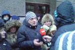Евромайдан 7-8.12.2013 - телеканал 1+1 - чувак вещает в микрофон, что все проплачены, ему возражают из толпы
