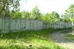 Стена Левобережного кладбища со стороны окружной дороги